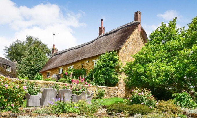 Hook Norton Cottage | Crooked Cottage, Hook Norton, Cotswolds