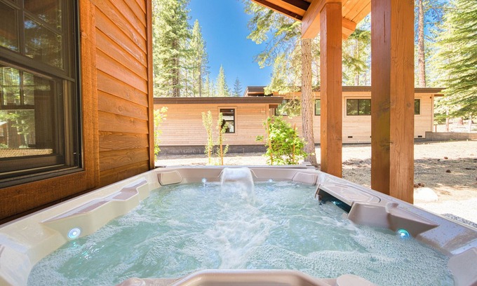 Truckee House | Crossroads Luxury 5BR By Tahoe Getaways - MONTHLY Rental in Truckee, Hot Tub