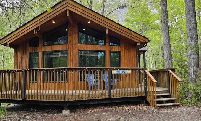 Crowsnest Pass Cabin | Crowsnest River Chalet - Moose