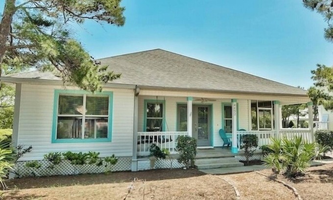 Clipper Cove House | ⭐️Crystal Beach House! 6 Min Walk To Beach; Best Location! Pool, Pet Friendly! ⭐️