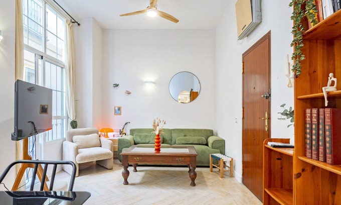 Centro Apartment | Cubo's Luciano Malaga Apartment & Optional Parking/city center/close to businesses/free Wi-Fi