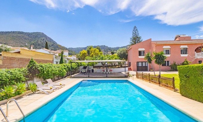Alhaurin de la Torre Cottage | Cubo's Pink Townhouse Los Manantiales/fenced pool/BBQ/free wifi