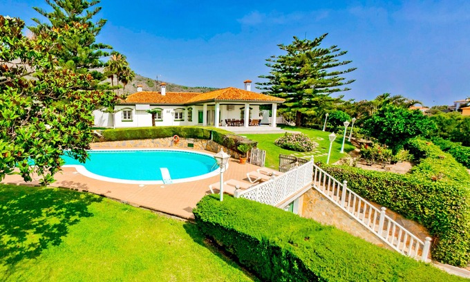 Torremolinos Villa | Cubo's Villa Galemar Torremolinos Pool & Padel/private paddle tennis court/near the beach/air conditioning/free Wi-Fi