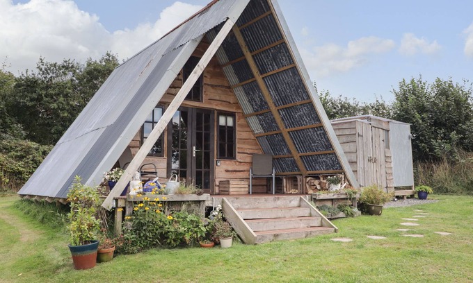 Kidwelly Cottage | CUDDFAN ECO LODGE, romantic, character holiday cottage in Kidwelly
