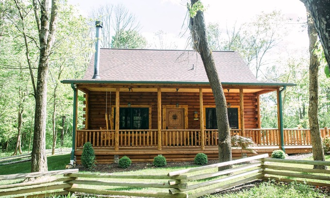 Shenandoah Cabin | Cuddly Cub Luxury Cabin with Hot tub, wifi and wood burning fireplace