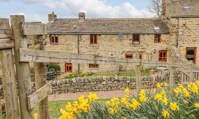 Silsden Cottage | CURLEW COTTAGE, family friendly, character holiday cottage in Silsden