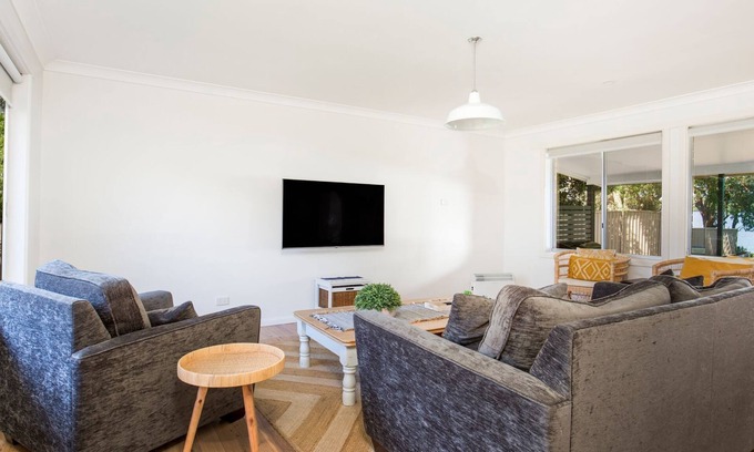 Culburra Beach House | Curleys Outlook - Pet Friendly Waterfront