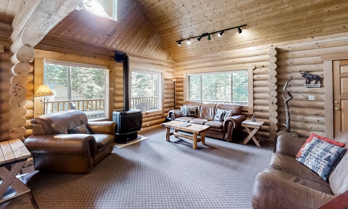 Enterprise House | Custom-built log home w/gas grill, free WiFi, deck, and private location
