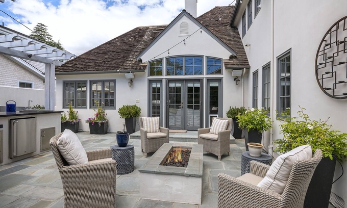 Old Palo Alto House | Custom Home minutes to Stanford University & Medical Center. Private setting!