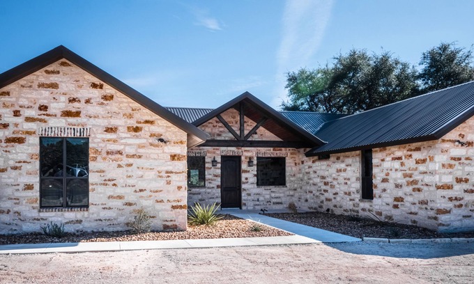 Sabinal House | Custom Home with high end finishes, located in the beautiful Golf Course