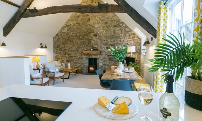 Beaumaris Cottage | Custom Mews - a near a pub that sleeps 4 guests in 2 bedrooms