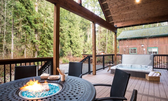 Glacier House | Custom Mt Baker Chalet w/hot tub and fireplace