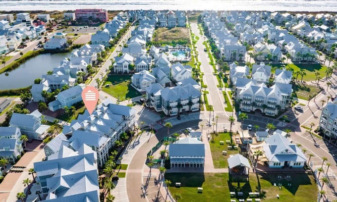 Cinnamon Shore House | Custom Townhome@Cinnamon Shore w/Town Center Views+Resort-Like Amenities