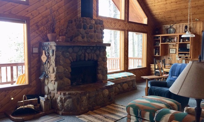 Pagosa Hills Cabin | Custombuilt, Stylish Hillside 2-bdrm home.Views,pines, privacy, 3 miles to town.