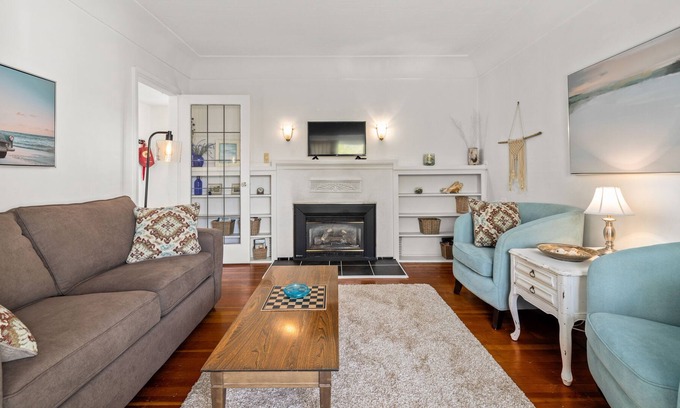 Esquimalt House | Cute 2 bedroom house in quiet neighbourhood