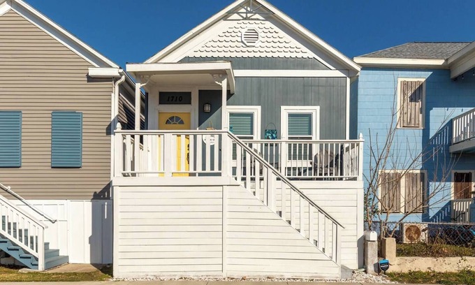 San Jacinto House | Cute 2 Bedroom that sleeps 7 with a hot tub and fire pit