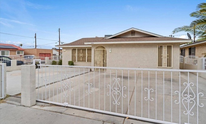 Las Vegas House | Cute 3/2 Home with Pool. 10 min to Strip. Sleeps 10!