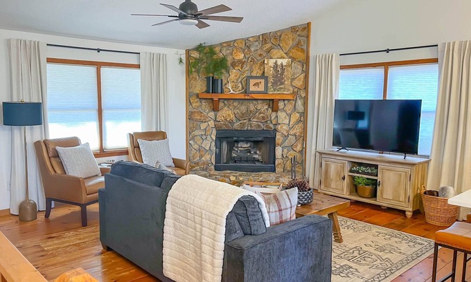 Ellijay Cabin | Cute 3-3 cabin with fire pit, games & resort access