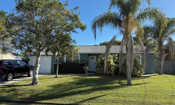 Port Saint Lucie House | Cute 3 bedroom home in Jensen Beach PSL FOR area. 10 min to Beaches!