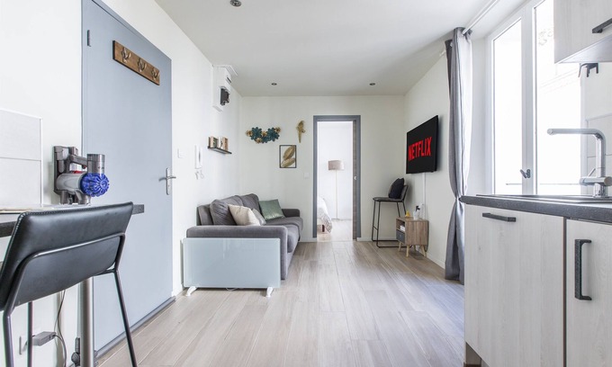 Riou - Petit Juas - Av de Grasse Apartment | Cute affordable 1-br minutes from Cannes Center