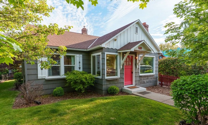 Hood River House | CUTE and COMFORTABLE, in a quaint location, Central AC, DOG friendly