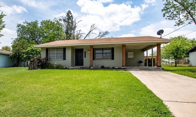Belton House | Cute and cozy! Minutes from Lake Belton *Military Friendly*