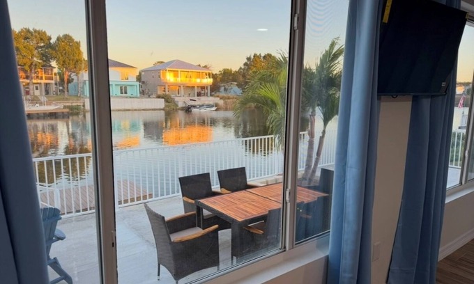Spring Hill House | Cute & Cozy home/Waterfront/Pool Table!