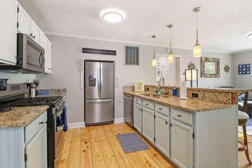 Fox Lake House | Cute & Cozy Lakeview House on Chain O Lakes with Hot Tub Option