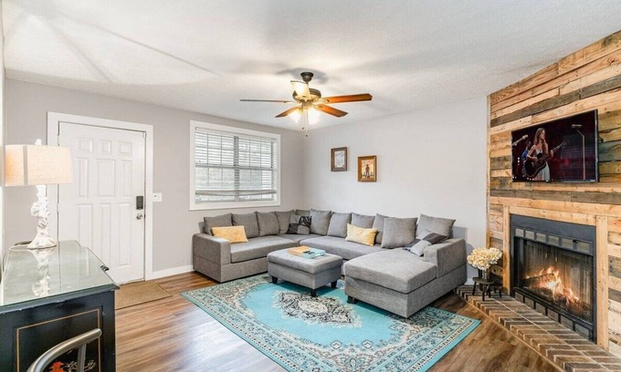 Nashville Condo | Cute & Cozy - Minutes from Downtown & BNA