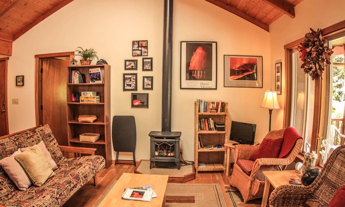 Volcano Cottage | Cute, spacious rainforest cottage close to HVNP