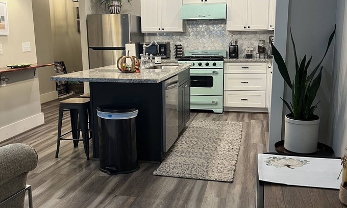 San Jacinto Cottage | Cute, updated home close to the beach!