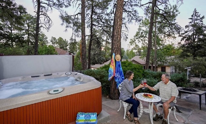 Prescott House | CUTEST PRESCOTT COTTAGE IN THE WOODS+HOT TUB+WALK DOWNTOWN+FULL OF AMENITIES!