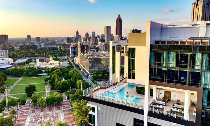 Downtown Atlanta Condo | CW Atlanta - HUGE 2BR PRES. - Rooftop Pool & Bar - Walk to MB Stadium, SF Arena