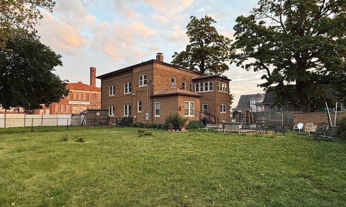 Dahlman House | CWS for large Groups 6BR 3.5bath Huge Yard 4K Sq Ft 2 miles to Stadium