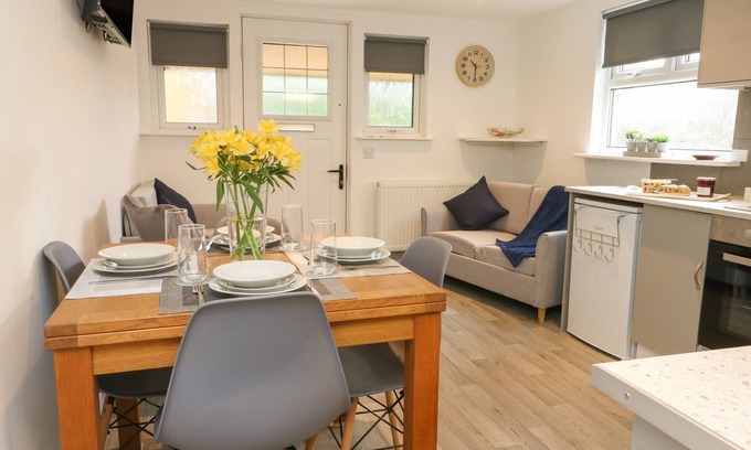 Bangor Cottage | CWT Y MYNYDD, pet friendly, with a garden in Rachub