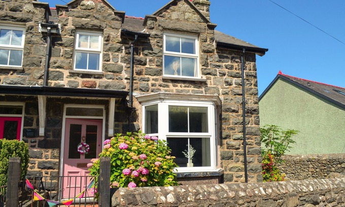 Llwyngwril House | Cwtch Cottage - Three Bedroom House, Sleeps 6
