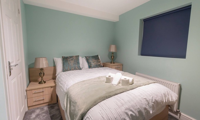 London Borough of Hounslow House | D'Luxe 5 beds Home in Twickenham, London