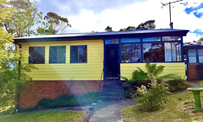 Katoomba House | Daffodil Cottage - Cheerful Cottage with Character and Charm Centrally Located to Katoomba Village and Attractions