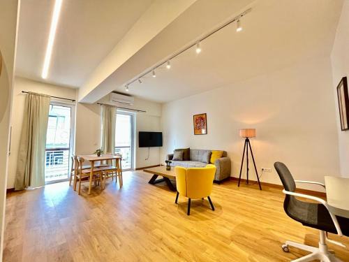 Dafni Apartment | Dafne spacious renovated apartment 170m from Metro