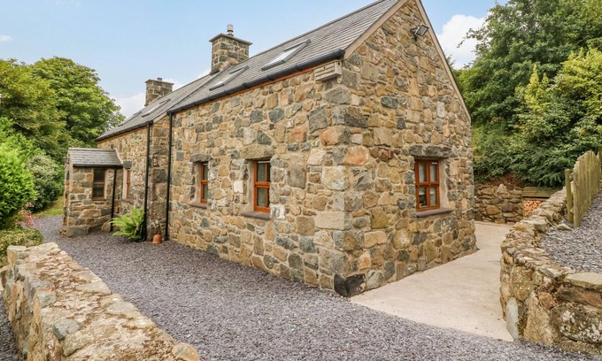 Garn Fadryn Cottage | DAIRY COTTAGE, pet friendly, with a garden in Sarn Meyllteyrn
