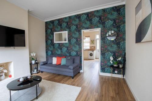 Chadderton House | Daisy Guest House