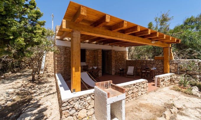 Lampedusa House | Dammuso detached cottage with garden a few meters from the sea in Lampedusa