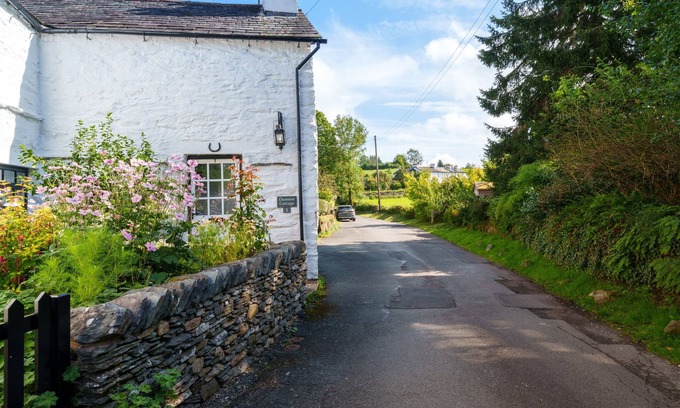 Crook Cottage | Damson Cottage - Cosy Cottage, 5-minutes walk from village Pub