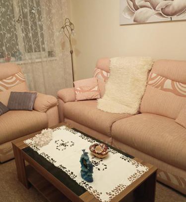 Lincoln Apartment | Dana's room with free wifi and parking