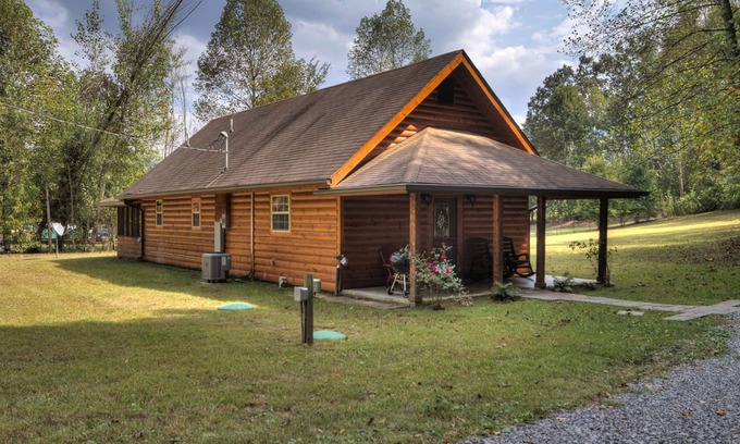 Gatlinburg - Pigeon Forge House | Dancing With The Bears - Boogey On Down!