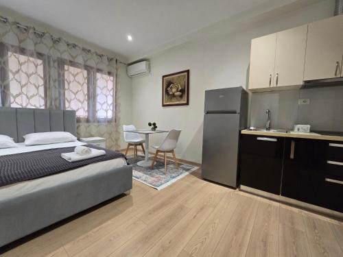 Blloku Apartment | Dani's Studio