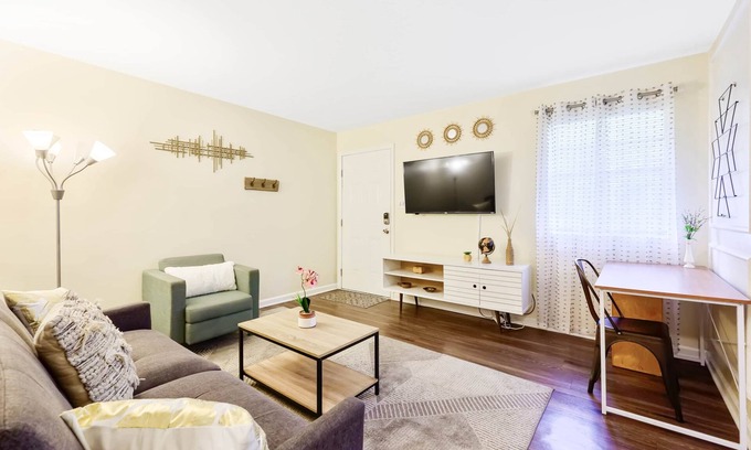 Durham Apartment | ★Dapper Digs★ King Bed ★ Long Term Stays ★ Duke★