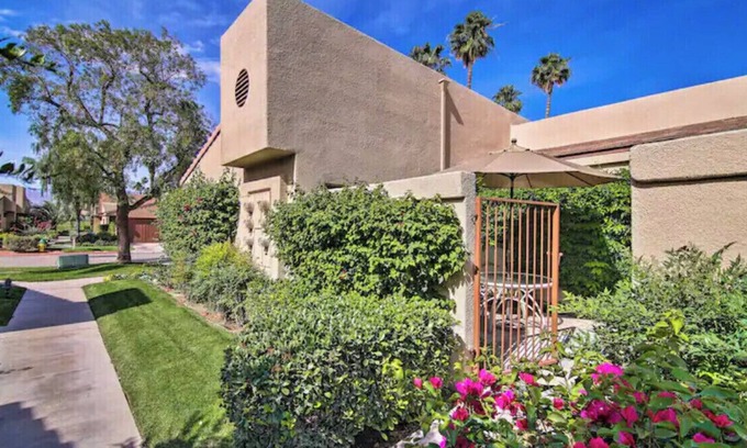 Palm Desert Condo | Darling 1 Bedroom 1 1/2 Bath Condo offering Golf and Water views