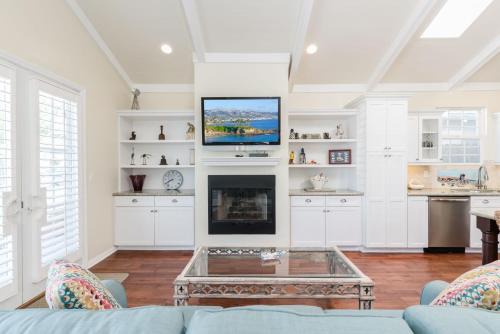 West Newport House | Darling 3Br Cottage On Quiet Street 5 Min Walk To Beach By Beachview Rentals
