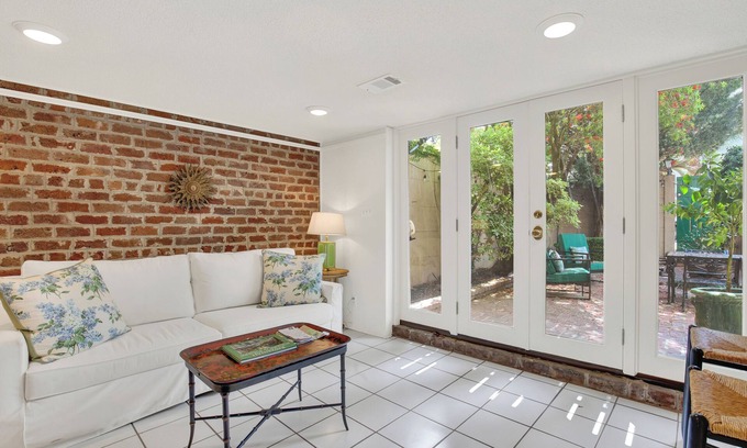 Historic Downtown Savannah Apartment | Darling Garden Apartment on Charlton